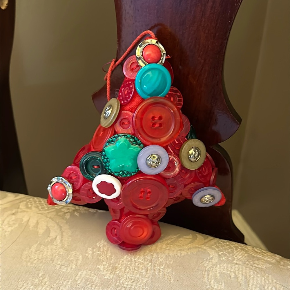 Vintage button 6” tree ornament made or burlap and felt